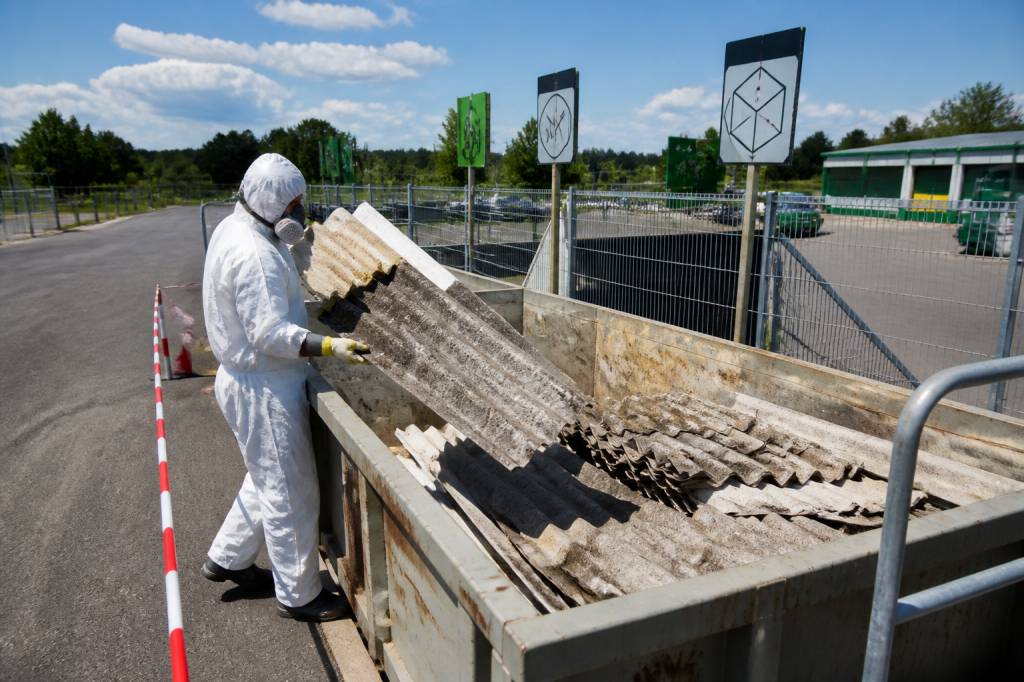 Déchetterie amiante : où la déposer et à quel prix ?